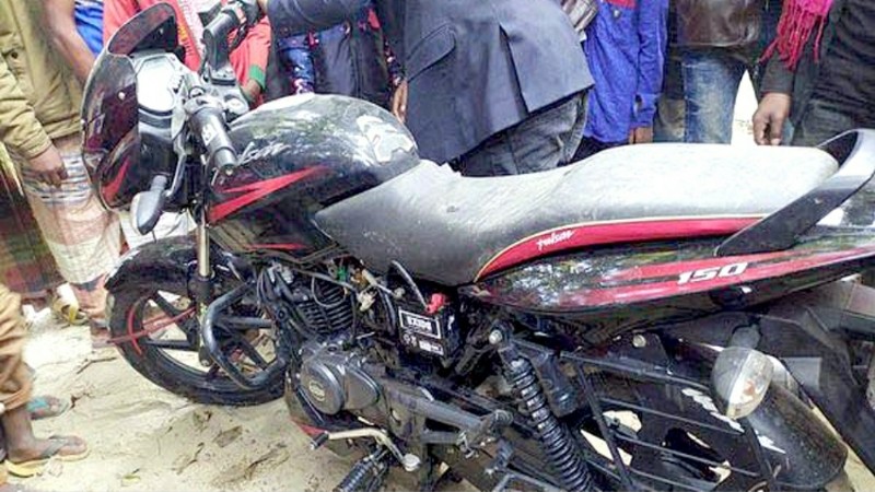 মাছের পরিবর্তে জালে উঠল পালসার লাখ টাকার মোটরসাইকেল